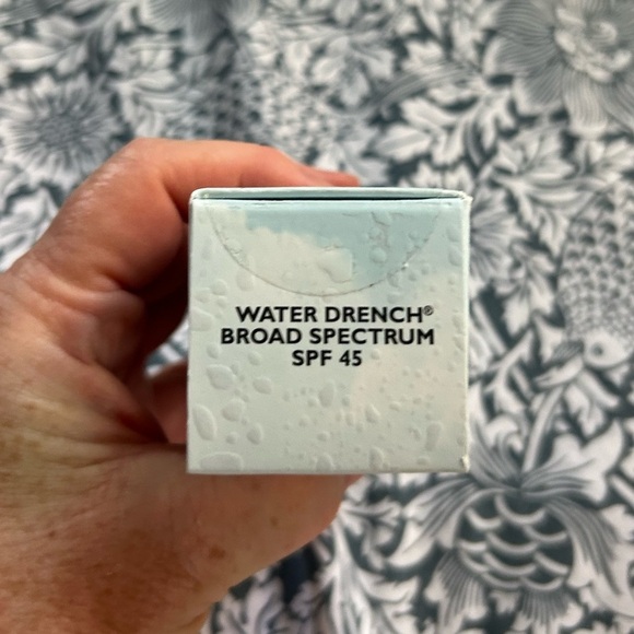 Peter Thomas Roth Water Drench Broad Spectrum Hyaluronic Cloud Moisturizer SPF45 - Picture 4 of 8